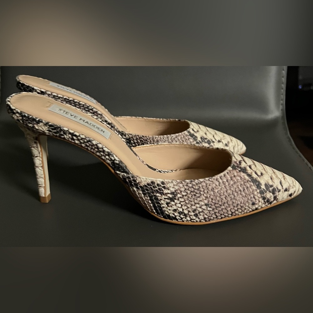 STEvE MADDEN SNAKESKIN BACKLESS PUMPS